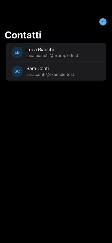 Elenco dei contatti nell'app IoFirmo su iPhone (tema scuro)