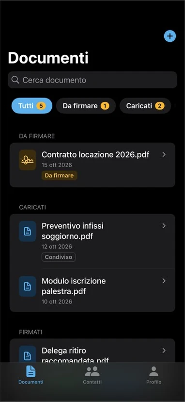 Elenco dei documenti nell'app IoFirmo su iPhone: filtri Tutti, Da firmare e Caricati, e stato di ogni documento (tema scuro)